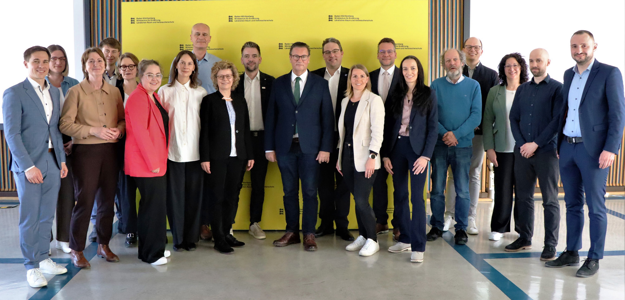 Vertreterinnen und Vertreter der vier Modellkommunen beim Auftakttreffen in Stuttgart