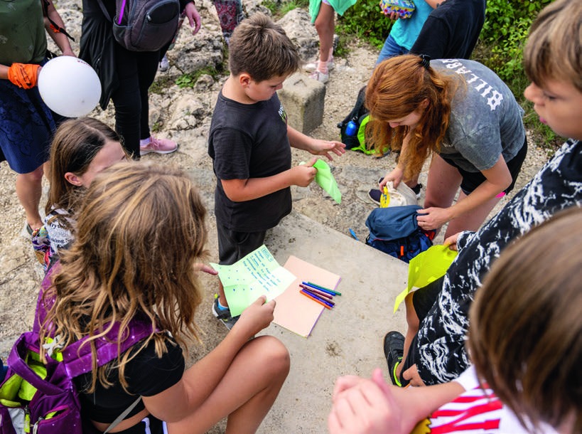 Kinder bei einer gemeinsamen Aufgabe im Ferienprogramm