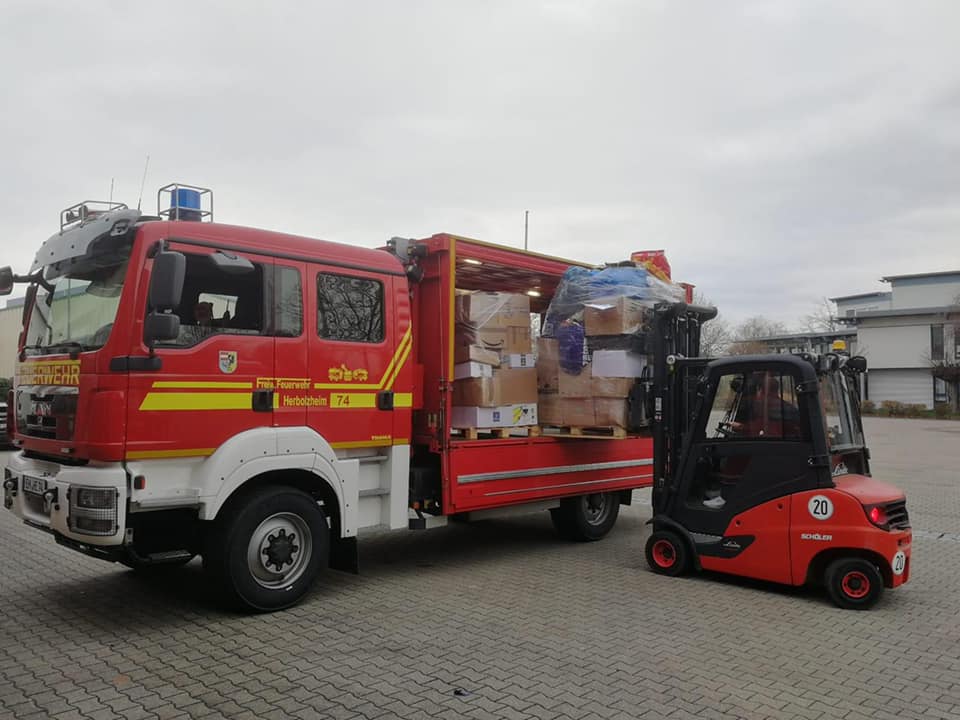 Baden-württembergische Feuerwehren laden Hilfsgüter in die Fahrzeuge. (c)Kreisfeuerwehrverband Emmendingen