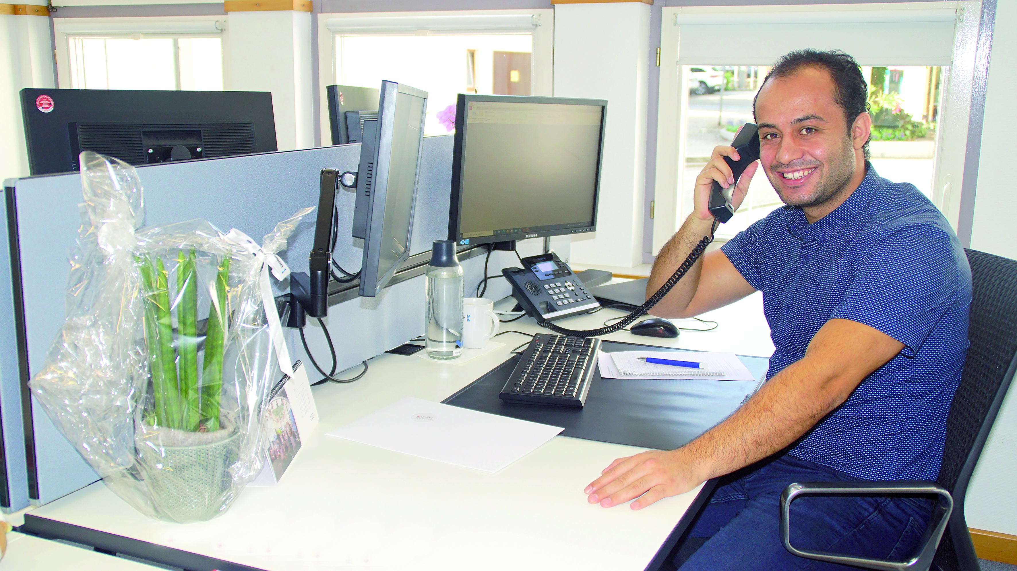 Integrationsmanager Omar Alkhalaf an seinem neuen Arbeitsplatz