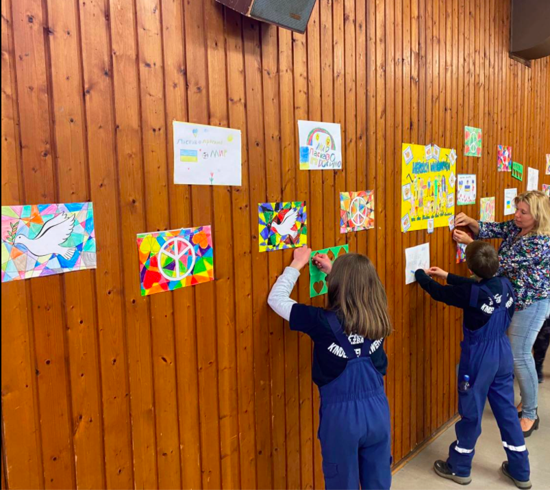 Die Stadt Weinheim hat sich dazu entschieden ein Waisenhaus für ukrainische Kinder einzurichten. Mitarbeiter der Stadtverwaltung haben dafür mit vielen weiteren Helfern die Räumlichkeiten für die Kinder vorbereitet.