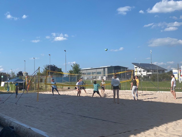 Beachvolleyball bei Jungsein in der Kommune