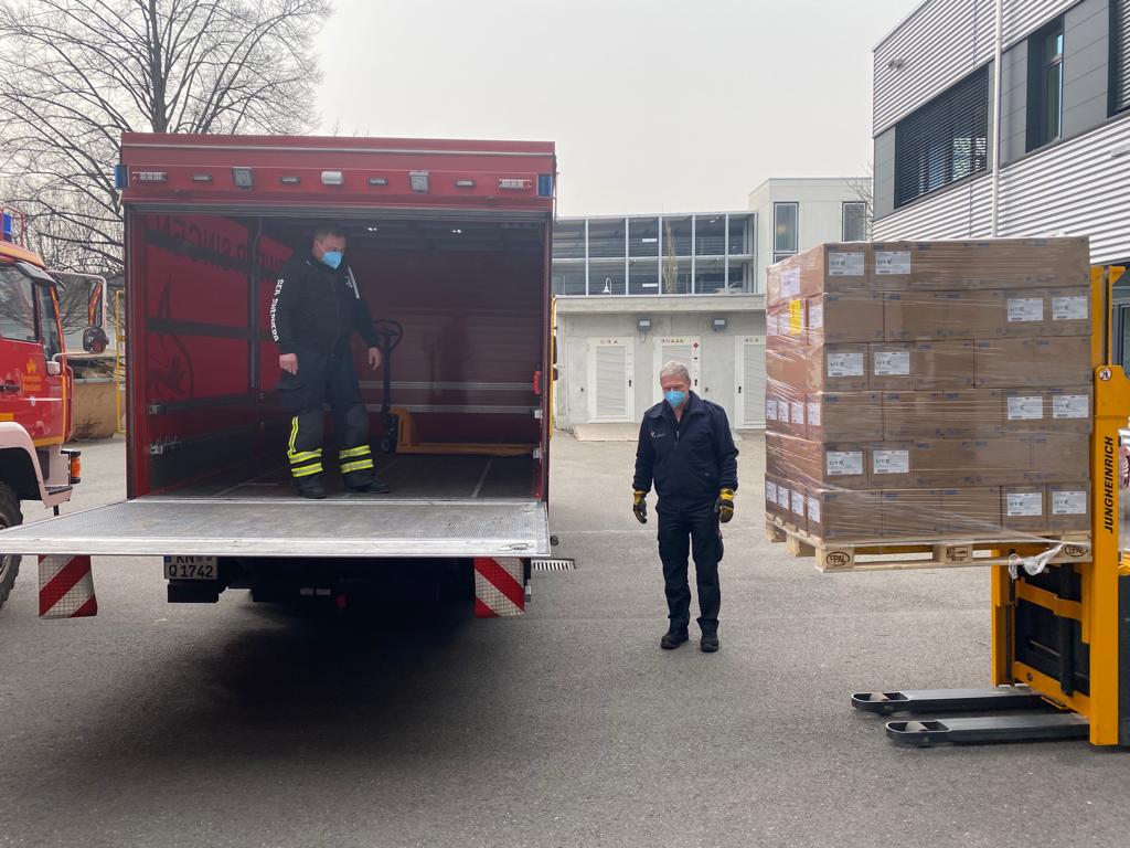 Helfer verladen Hilfsgüter für Kobeljaky