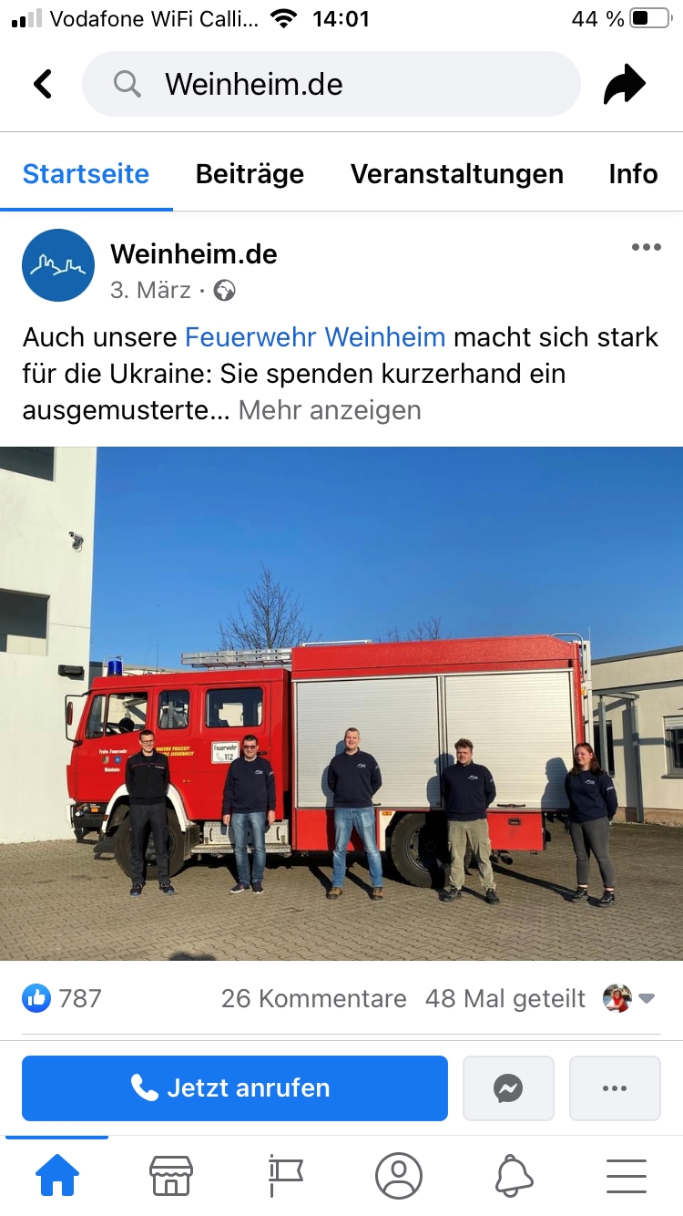 Feuerwehrleute aus Weinheim vor dem gespendeten Löschfahrzeug.