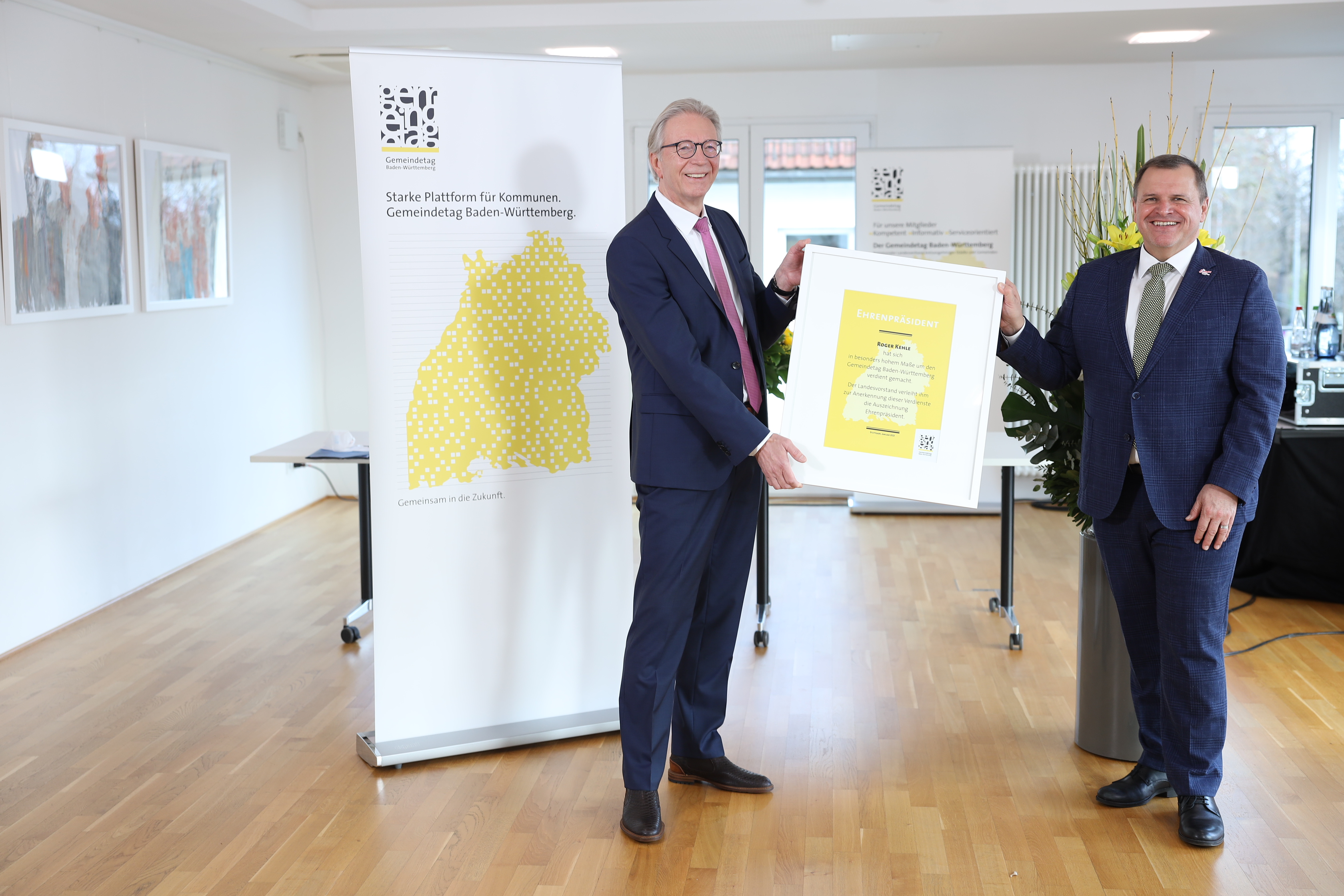 Klaus Holaschke überreicht Roger Kehle die Ernennungsurkunde zum Ehrenpräsidenten des Gemeindetags Baden-Württemberg