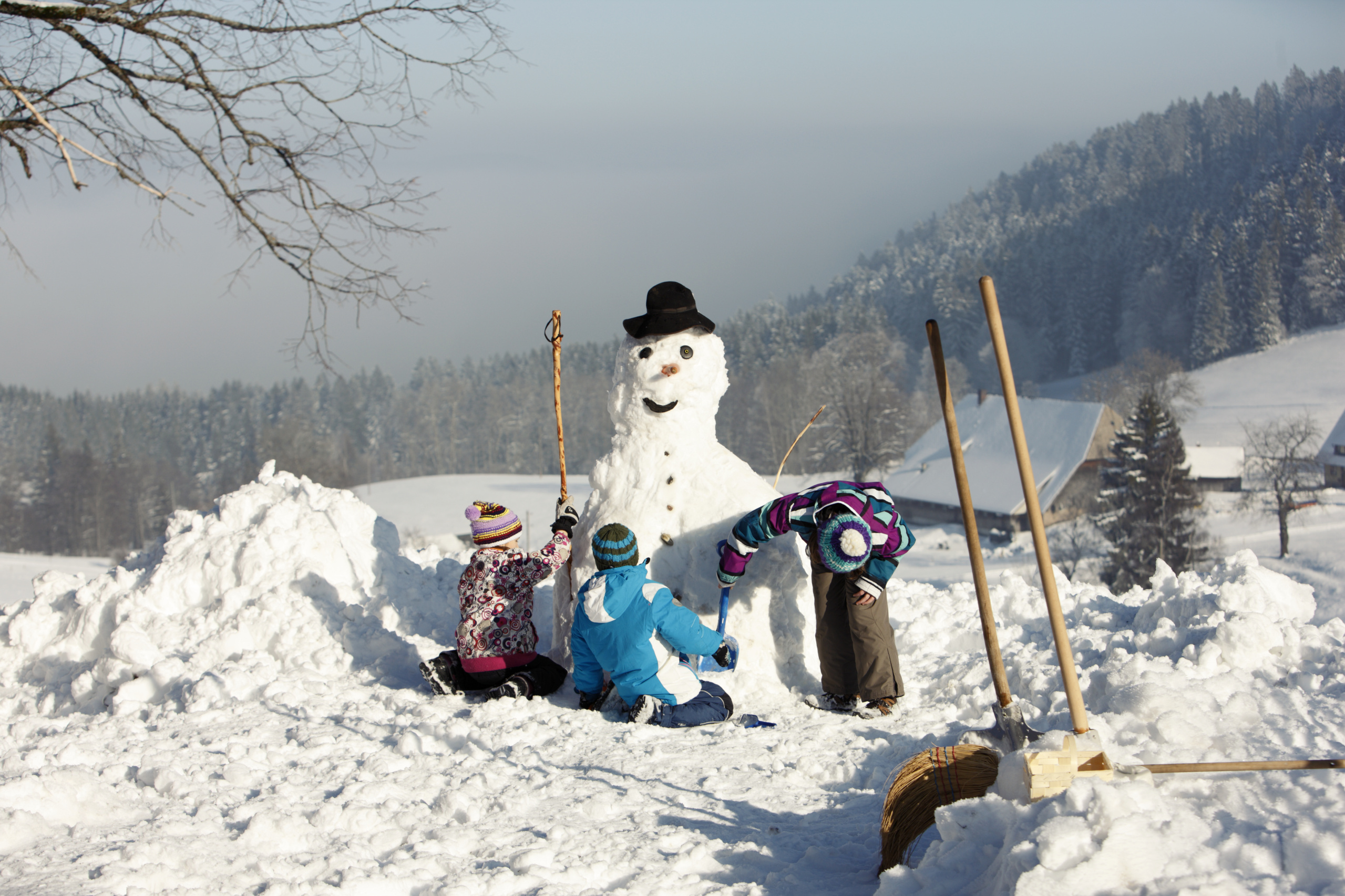 Kinder bauen einen Schneemann im Hochschwarzwald (c)Hochschwarzwald Tourismus GmbH