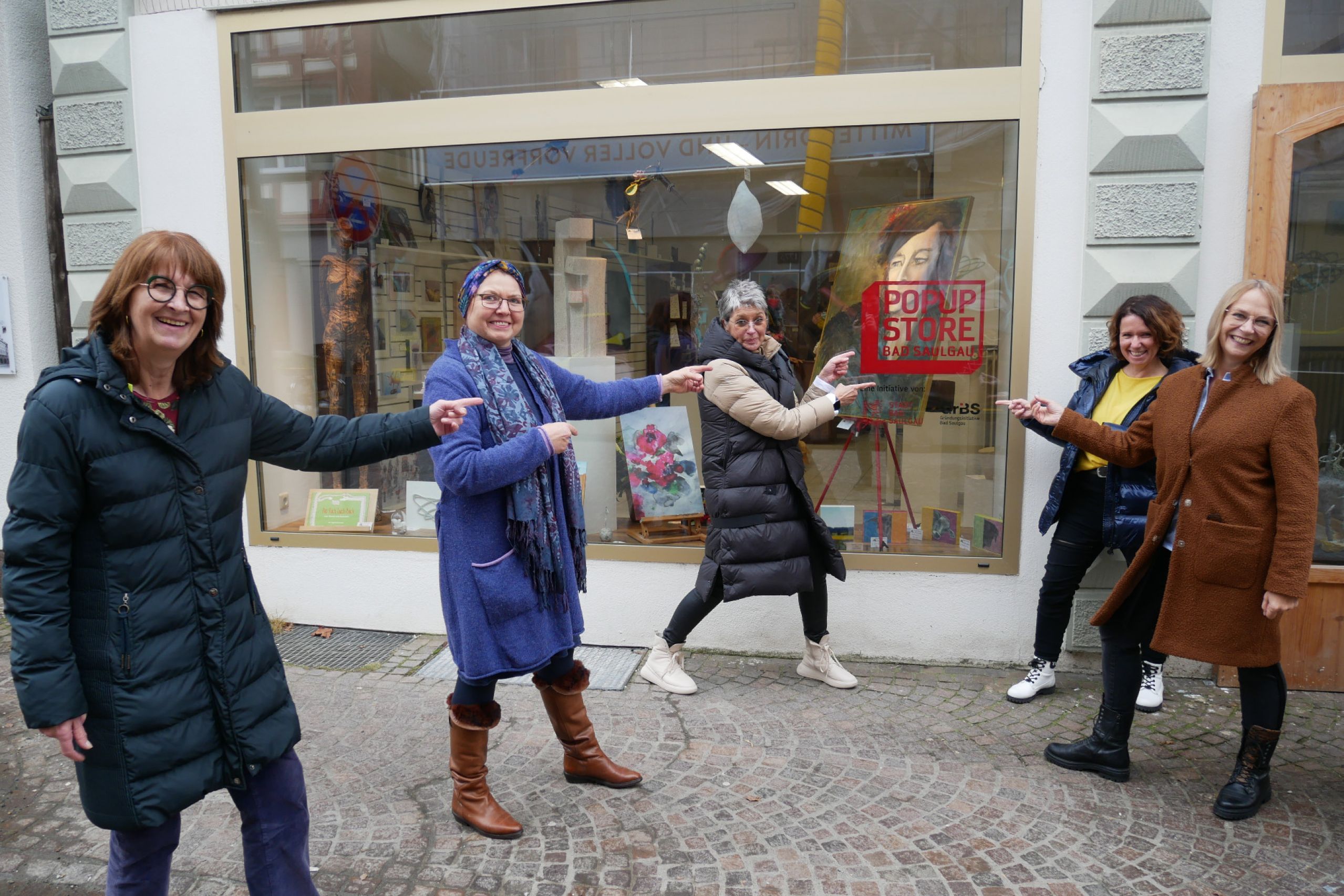 Alexandra Lott von „Unser Bad Saulgau“ (v.l.), Amanda Knapp und Anca Jung von ART-S, Ilona Boos von der Wirtschaftsförderung Bad Saulgau und Sonja Beutel von der Gründungsinitiative Bad Saulbau vor dem Pop-up-Store