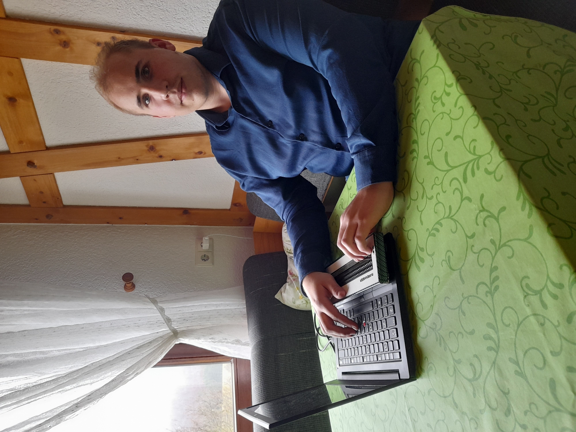 Toni Baur an einer Braille-Tastatur