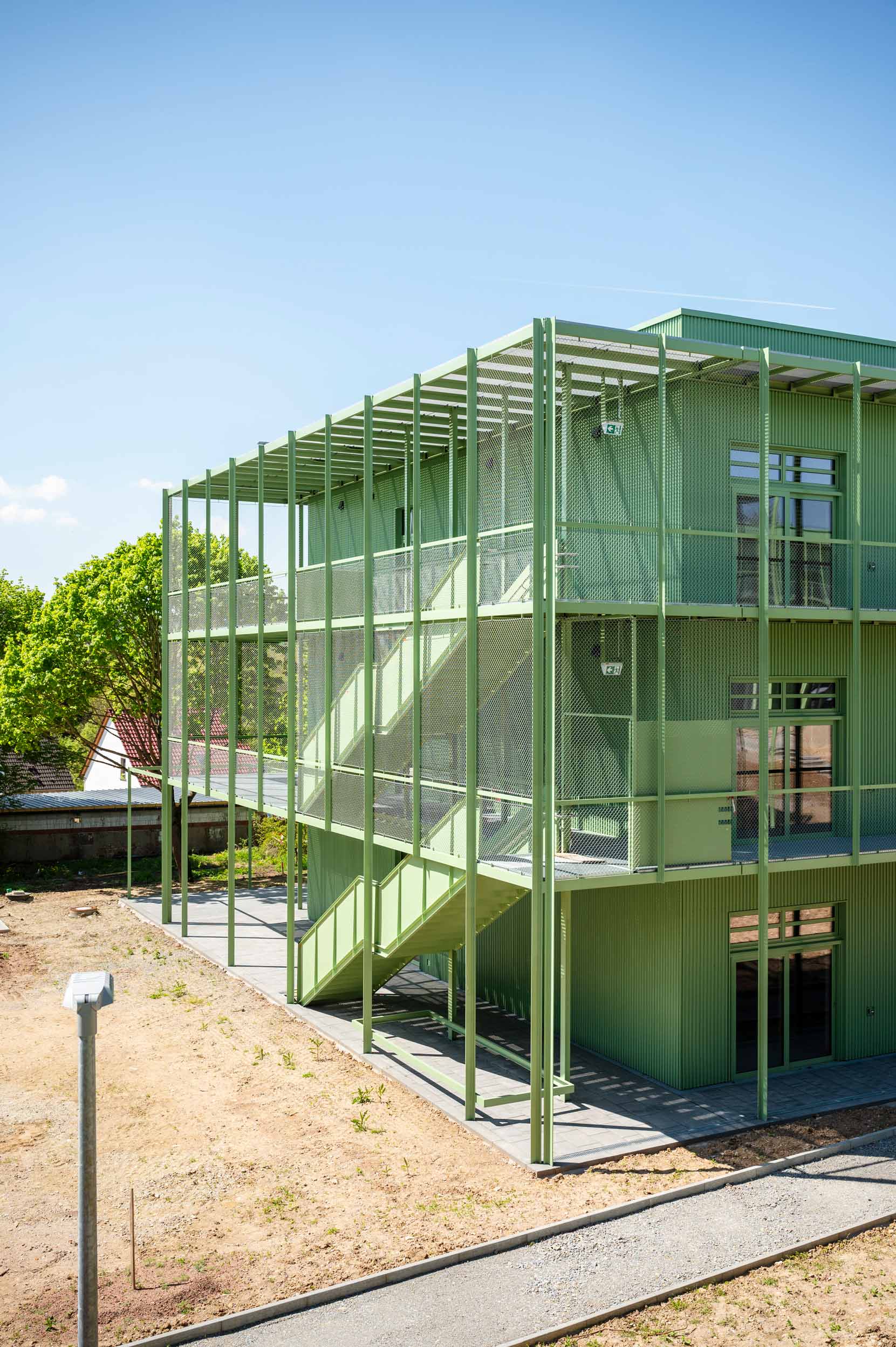 Die Jenaplanschule Weimar ist ein Neubau-Pilotprojekt mit flexiblen Lernlandschaften und bewusst einfacher baulicher Umsetzung. 2025 wurde sie mit dem Deutschen Schulpreis ausgezeichnet.