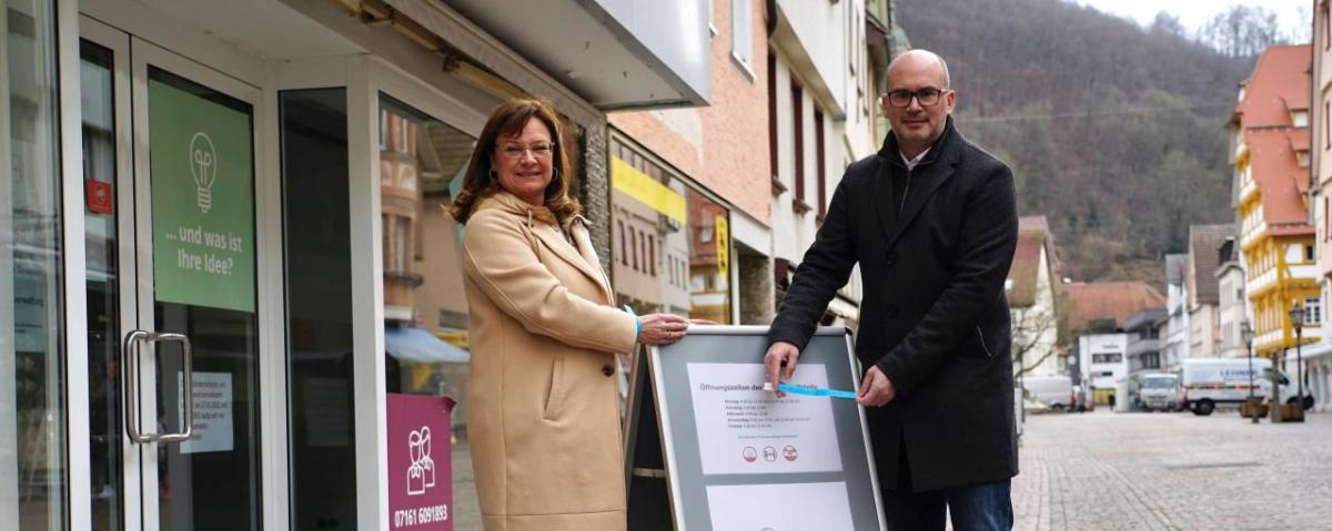 Carola Loibl von den Geislinger Sternen und Oberbürgermeister Frank Dehmer vor der 3G-Kontrollstelle der Stadtverwaltung. 