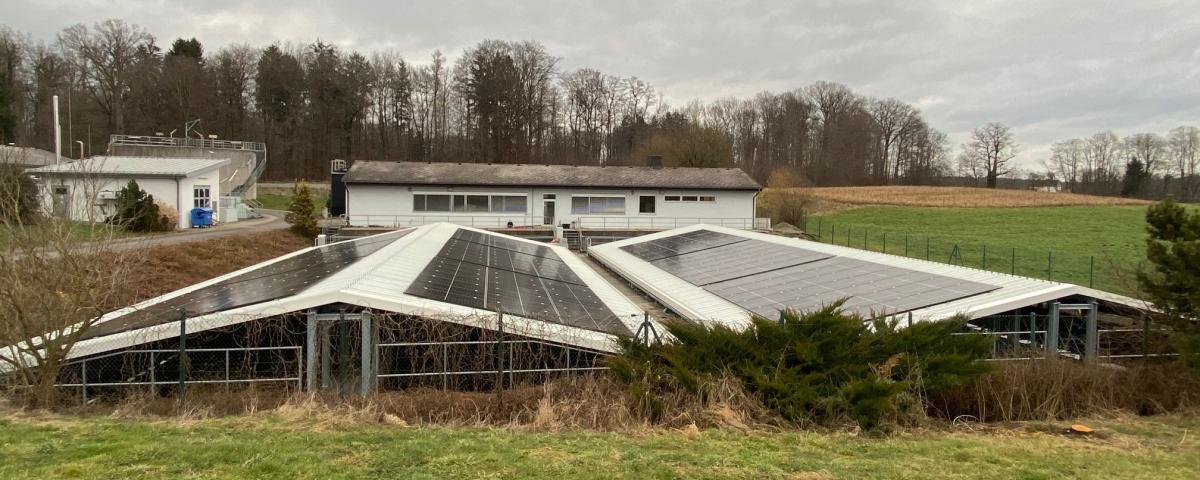 Photovoltaik kühlt das Klärbecken in der Kläranlage Bad Schussenried