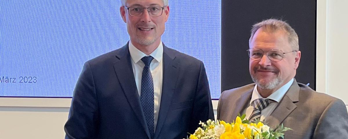 Steffen Jäger, Präsident und Hauptgeschäftsführer des Gemeindetags Baden-Württemberg, gratuliert Klaus Holaschke zur Wiederwahl als Erster Vize-Präsident des Verbands.