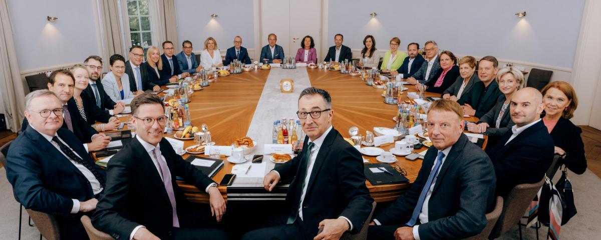 Die Landesregierung von Baden-Württemberg am Kabinettstisch