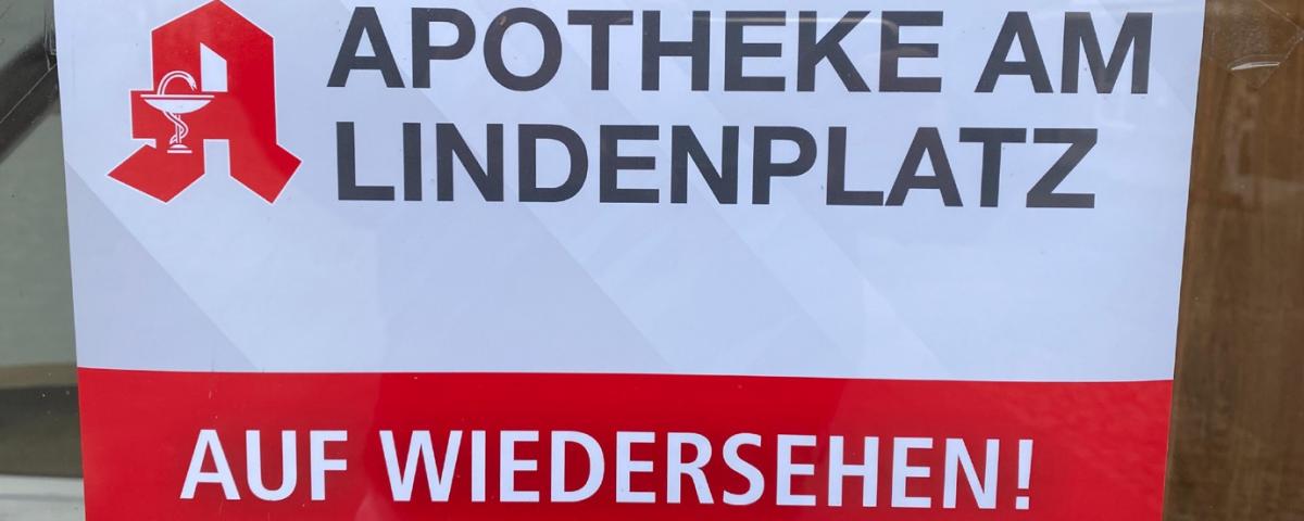 Schild der geschlossenen Apotheke am Lindenplatz