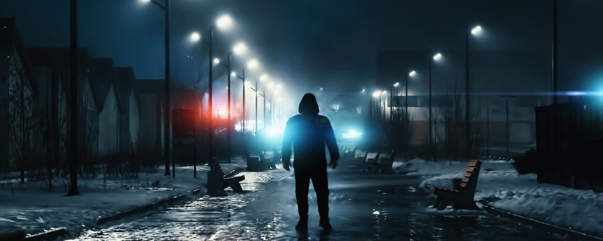 Schlecht beleuchteter öffentlicher Raum bei Nacht