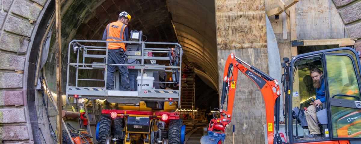 Bauarbeiten an einem historischen Bahntunnel der Hermann-Hesse-Bahn