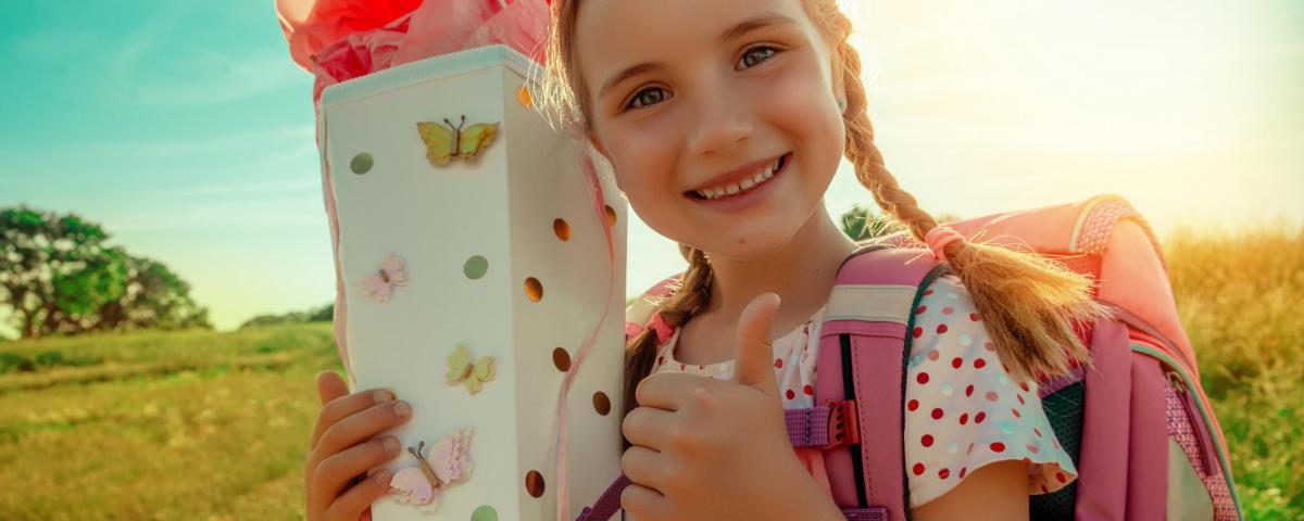 Mädchen mit Schultüte bei der Einschulung