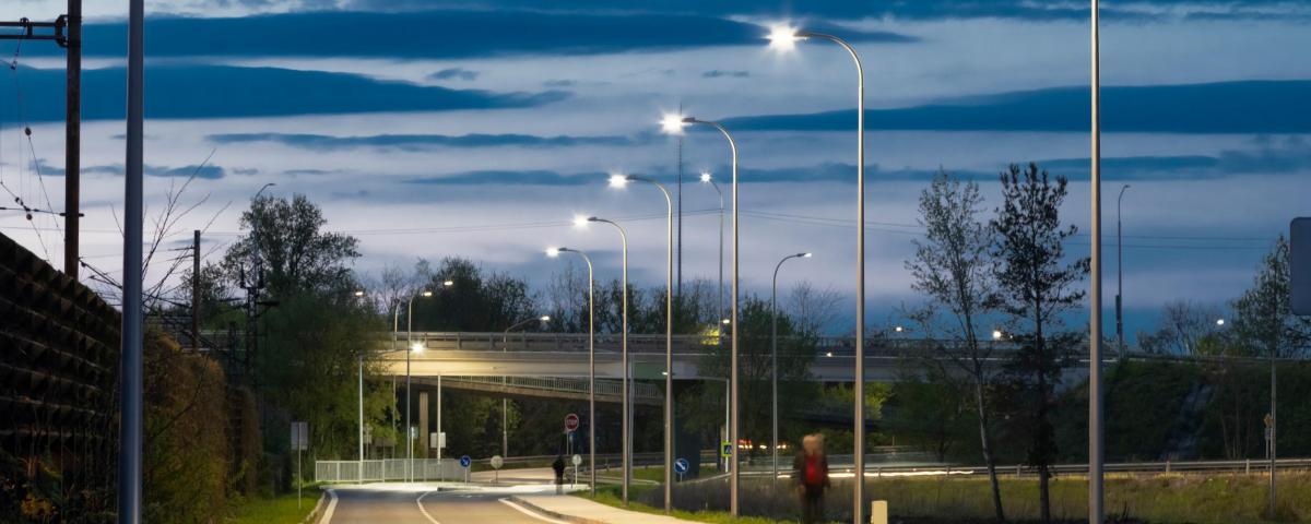Moderne LED-Straßenbeleuchtung bei Nacht