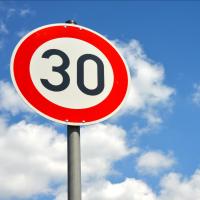 Eine Änderung des Straßenverkehrsgesetzes macht es den Kommunen in Zukunft leichter Tempo 30, Anwohnerparken und Sonderfahrspuren durchzusetzen. 