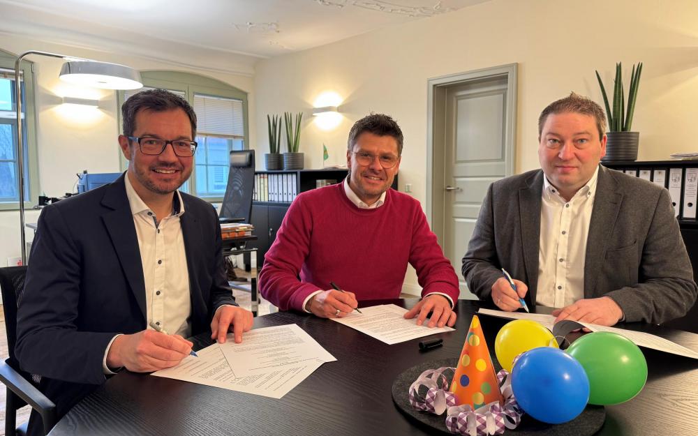 Die drei Bürgermeister sitzen im Rathaus und unterzeichen den Kooperationsvertrag