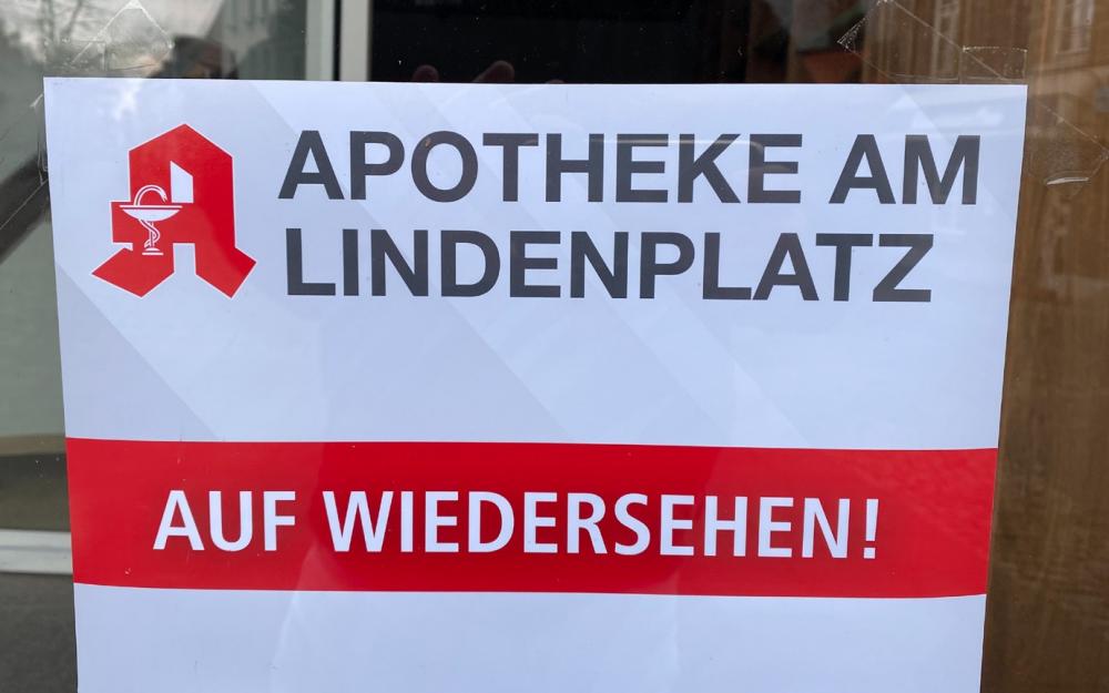 Schild der geschlossenen Apotheke am Lindenplatz