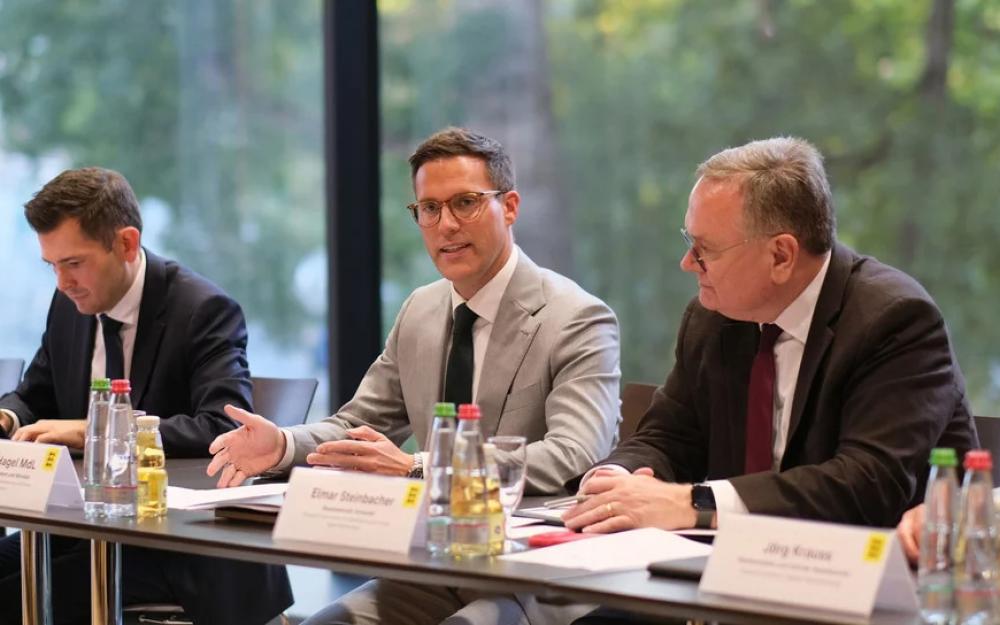 Innenminister Manuel Hagel (Mitte) spricht bei der Auftaktsitzung der Zukunftskommission für Baden-Württemberg.