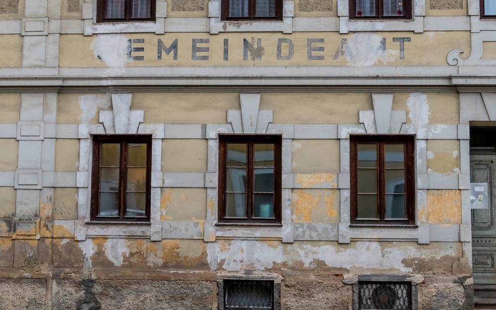 Sanierungsbedürftiges kommunales Gebäude als Symbol für den Investitionsstau