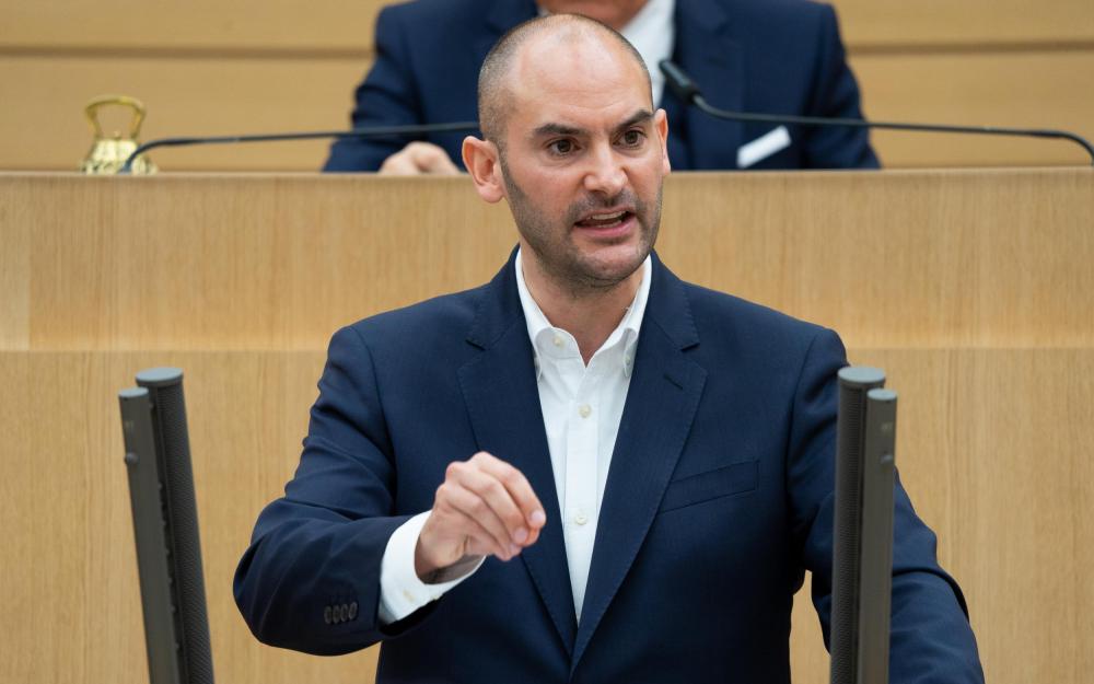 Finanzminister Danyal Bayaz im Landtag von Baden-Württemberg.