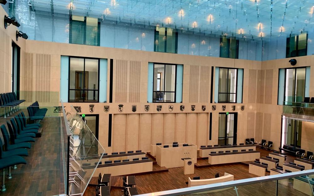 Bundesrat in Berlin, der innenraum fotografiert von der Besuchertribüne. 
