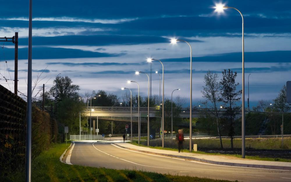 Moderne LED-Straßenbeleuchtung bei Nacht