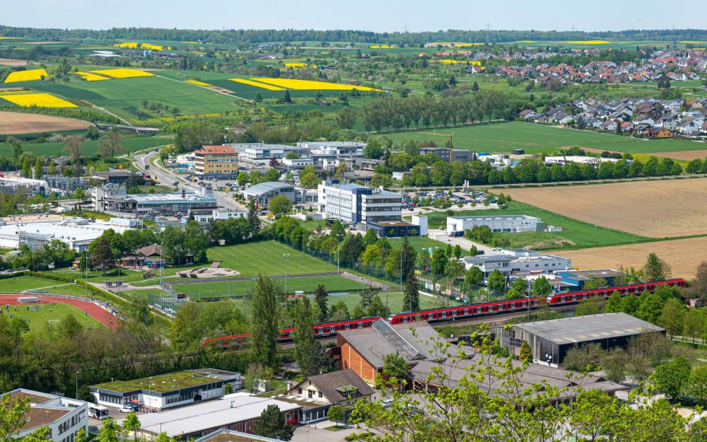 Gewerbegebiet mit Bahnanschluss und umliegenden Wohngebieten