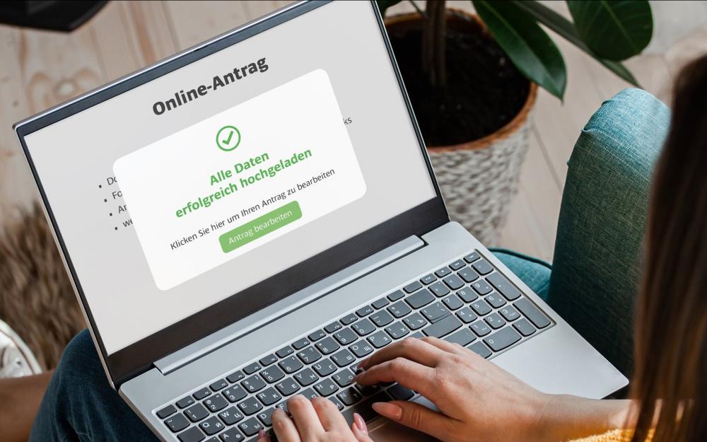 Frau stellt im Zuge der Registermodernisierung einen Online-Antrag