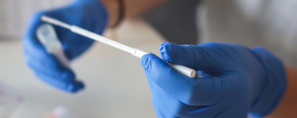 Schärfere Corona-Maßnahmen in Alten- und Pflegeheimen verlangen tägliche Corona-Tests.