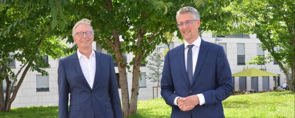 Steffen Jäger nach seiner Wahl zum nächsten Präsidenten des Gemeindetags Baden-Württemberg zusammen mit Roger Kehle