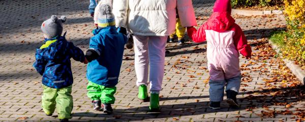 Kitas dürfen pro Gruppe zwei Kinder mehr betreuen