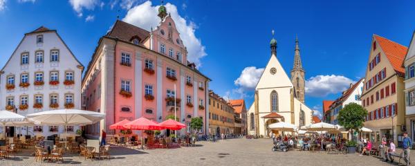 Marktplatz der Stadt Rottenburg am Neckar. Eine belebte Ortsmitte in Baden-Württemberg