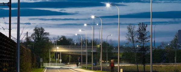 Moderne LED-Straßenbeleuchtung bei Nacht