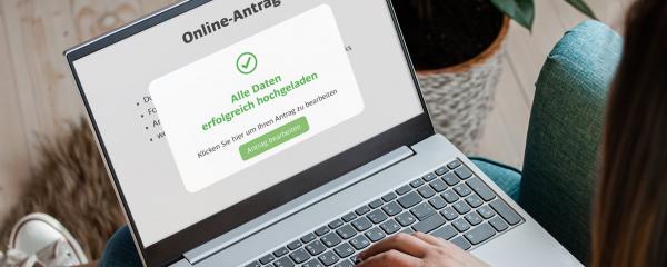Frau stellt im Zuge der Registermodernisierung einen Online-Antrag